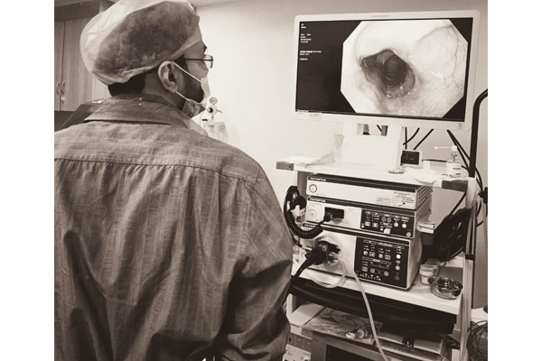 Dr. Shankar Bhanushali, Top Gastroenterologist, Hepatologist & Therapeutic Endoscopist in Navi Mumbai performing & monitoring endoscopy on a patient.